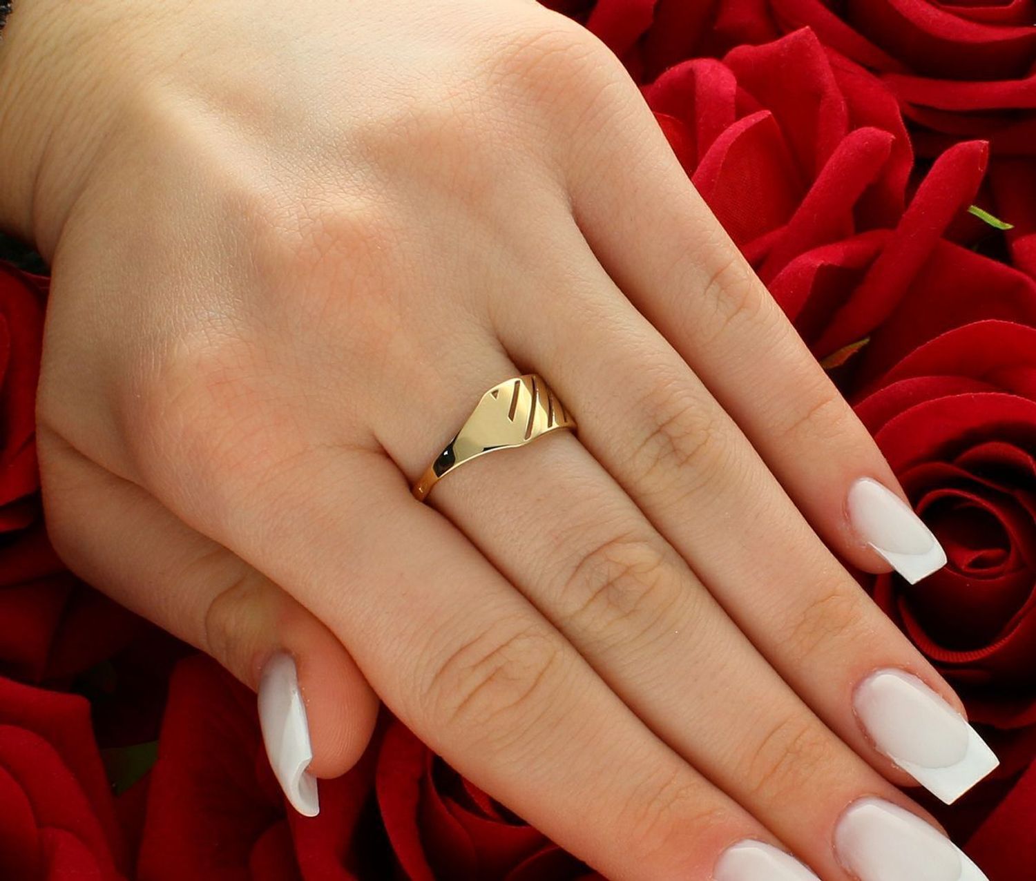 Złoty pierścionek proste line próba 375 rozmiar 19, PI 6327 375. Elegancki, złoty pierścionek w minimalistycznym stylu Proste Line, który idealnie komponuje się z każdą stylizacją ✨.1.jpg